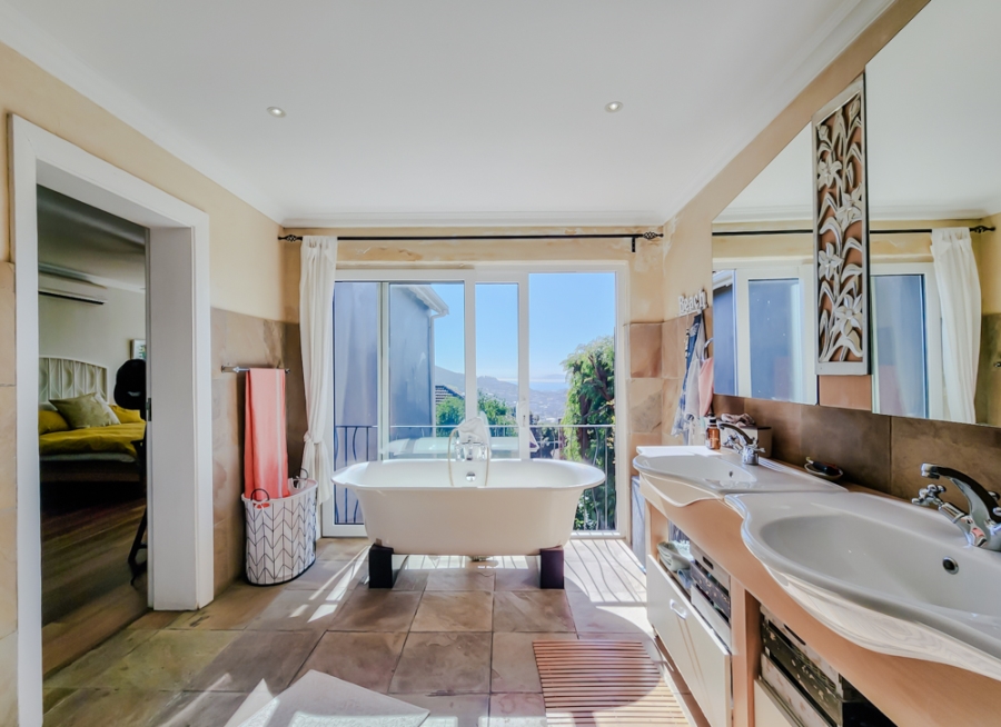 4 Bedroom Property for Sale in Oranjezicht Western Cape